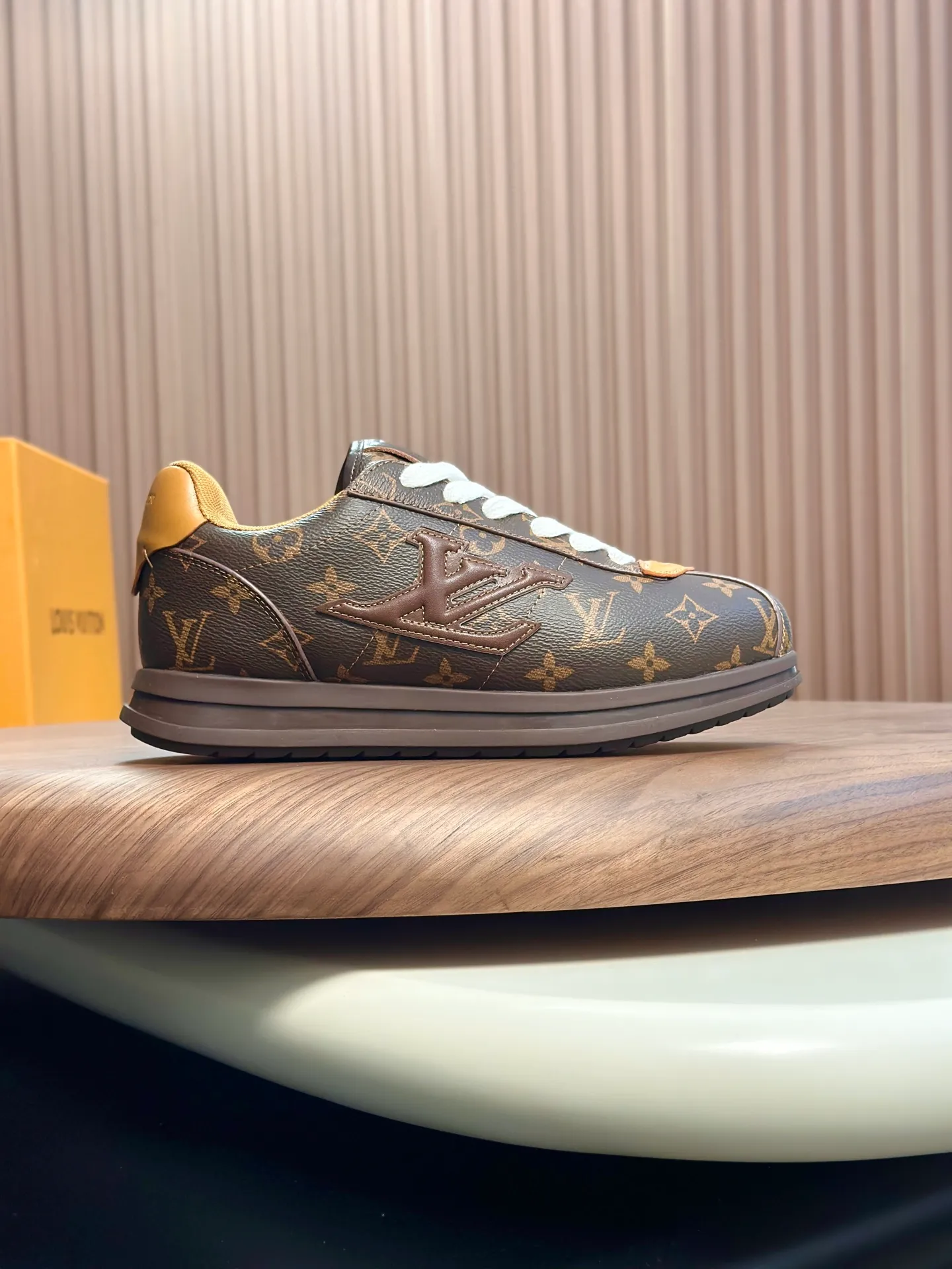 Factory direct sale ¥700💰Full set of packaging💰Top version LV-Louis Vuitton-Classic catwalk new style 1:1 developed replica of the original version! ! The upper foot is very comfortable. It is made of luxurious materials and fine workmanship. The midsole is printed with English letters "Made in Europe". The upper is made of calfskin imported from Italy. The side is decorated with the brand's LOGO and signature. The latest latex foot pads and mesh lining make the foot feel super comfortable. The original two-color TPU combination outsole is specially provided by the original factory. Bag technology Goodyear stitched edges Fabric: Exclusive custom first-layer cowhide Accessories: Exclusive private model Vuitton logo, lining: Customized silk mesh lining - first-layer silk cowhide lining Outsole: TPU combination outsole wear-resistant, non-slip and anti-yellowing Foot pads: new latex pads-mesh sweat-absorbent Counter technology: fully computerized sewing machine wire drawing Toe box back cover Hot and cold shaping Full set of pull-top last with medium and low logo pattern Counter packaging - Shoelaces, certificates, cards, instructions, certificates of quality, dust bags, the most comprehensive packaging on the Internet, men's size 339-44 (38/45 custom-made, non-refundable!